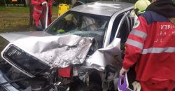Тройная авария в Каменском: спасатели доставали водителя из разбитого автомобиля - рис. 9