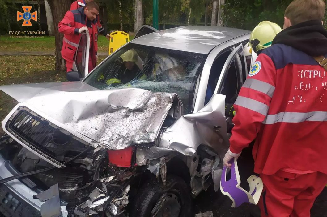 Тройная авария в Каменском: спасатели доставали водителя из разбитого автомобиля - рис. 1