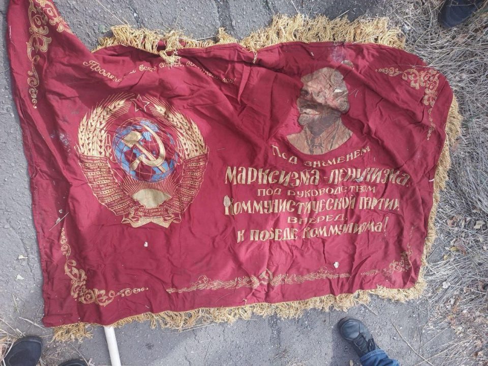 На Дніпропетровщині затримали чоловіка, який ходив по парку з радянським прапором в руках