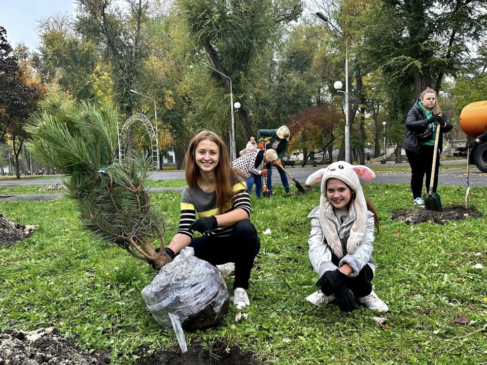 Озеленення міста: у парку Дніпра висадили сосни та горобину - рис. 3