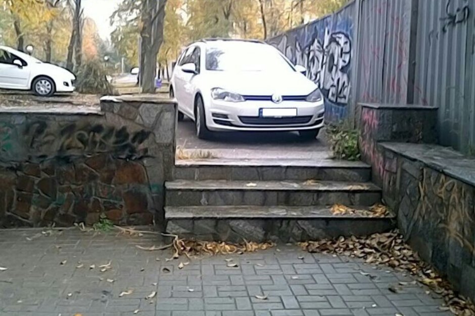 У Дніпрі за минулий тиждень накладено понад 4000 штрафів за порушення правил паркування