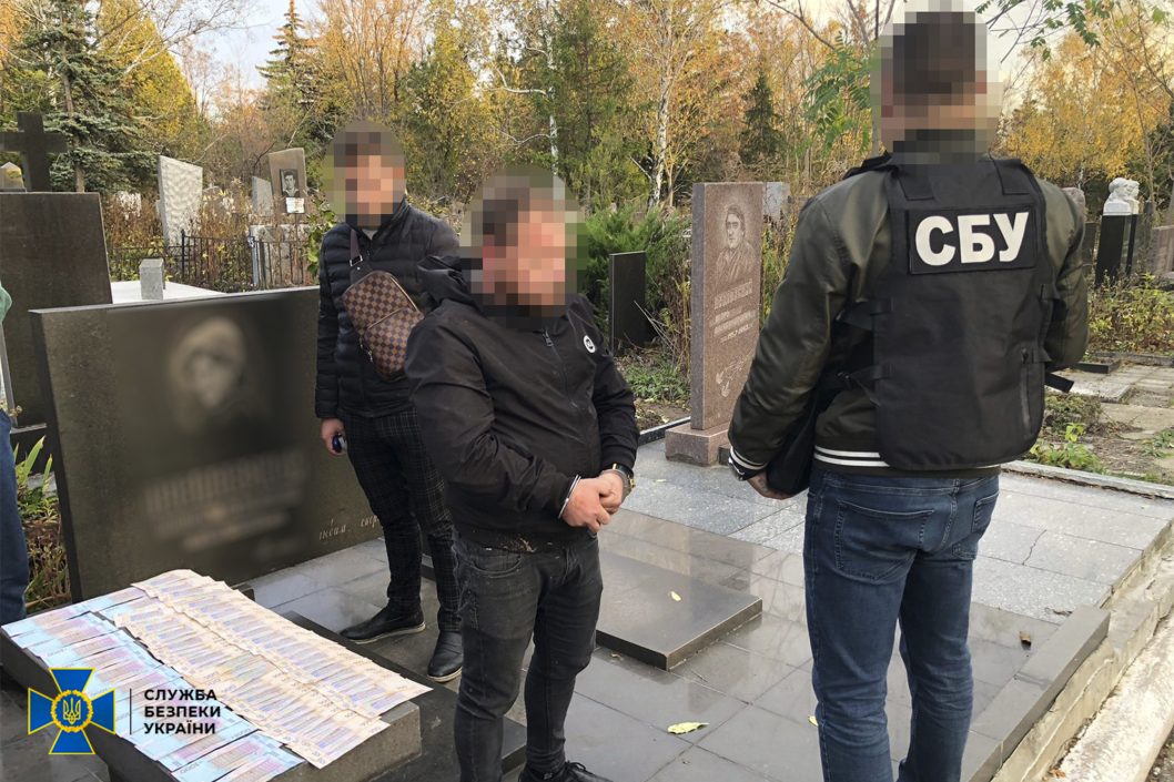 В Днепре директор городской ритуальной службы продавал места на кладбище за 40 тысяч гривен - рис. 1