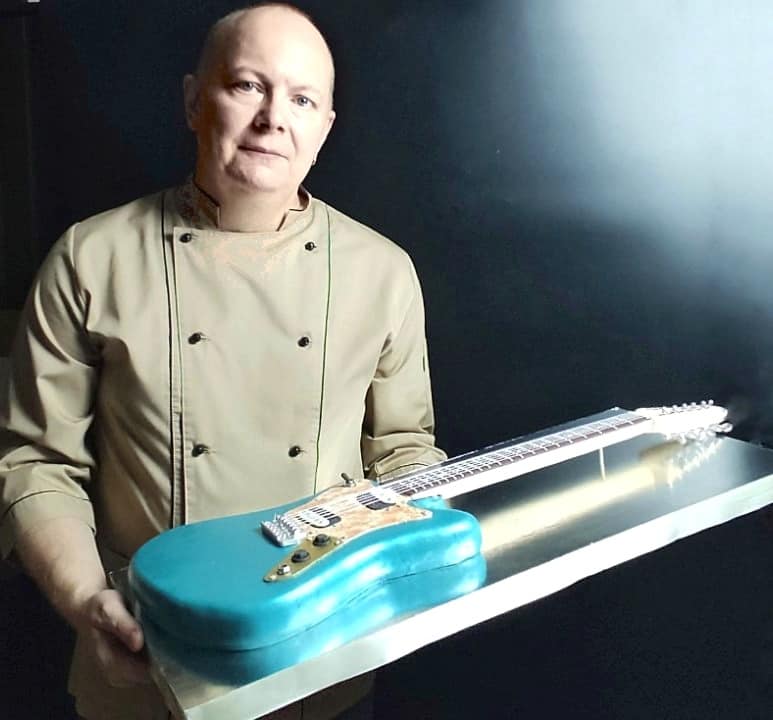 Кондитер з Дніпра зробив торт у вигляді електрогітари - рис. 1