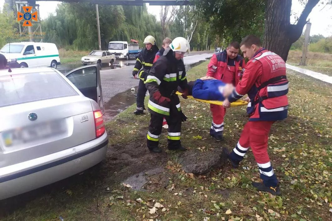 Тройная авария в Каменском: спасатели доставали водителя из разбитого автомобиля - рис. 2