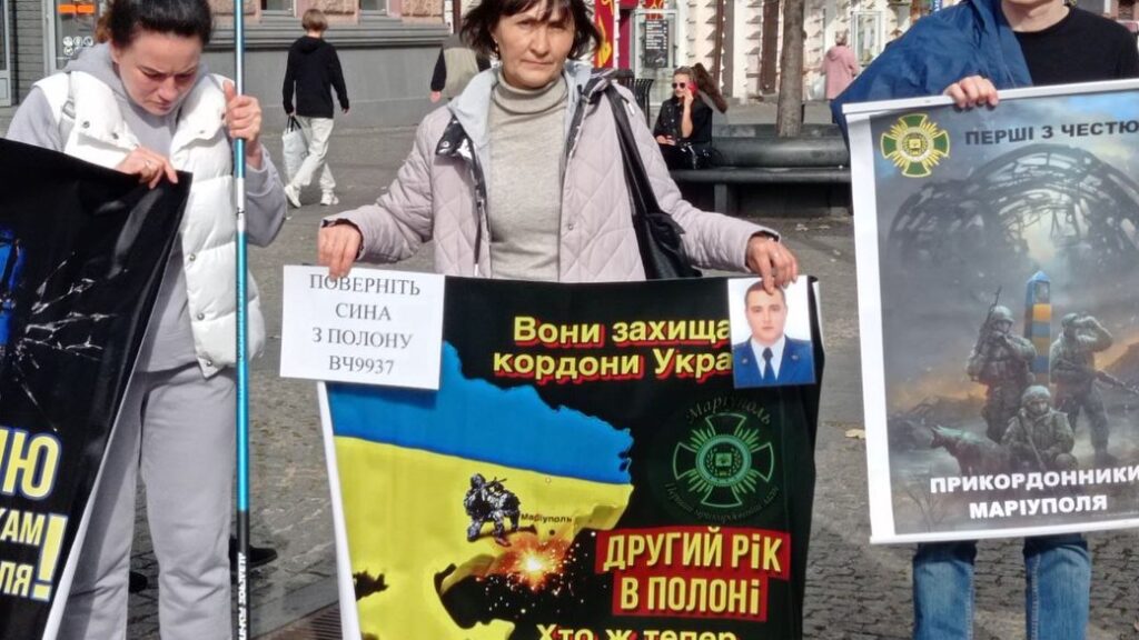 У середмісті Дніпра проводять акцію на підтримку полонених оборонців "Азовсталі" - рис. 3