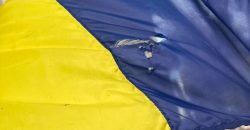 В центре Одессы пьяный юноша с Днепропетровщины разорвал государственный флаг - рис. 12