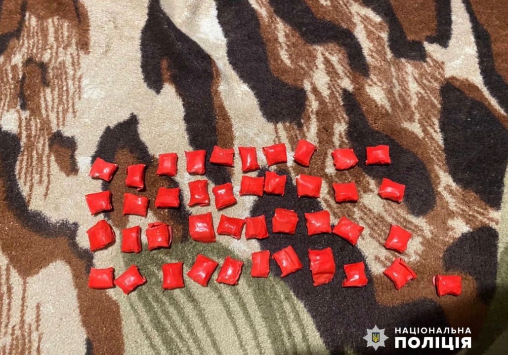 У Дніпрі затримали наркозбувача, який намагався закопати свій "товар" - рис. 1