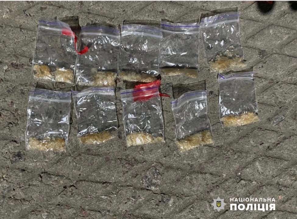 У Дніпрі затримали наркозбувача, який намагався закопати у землі свій "товар"