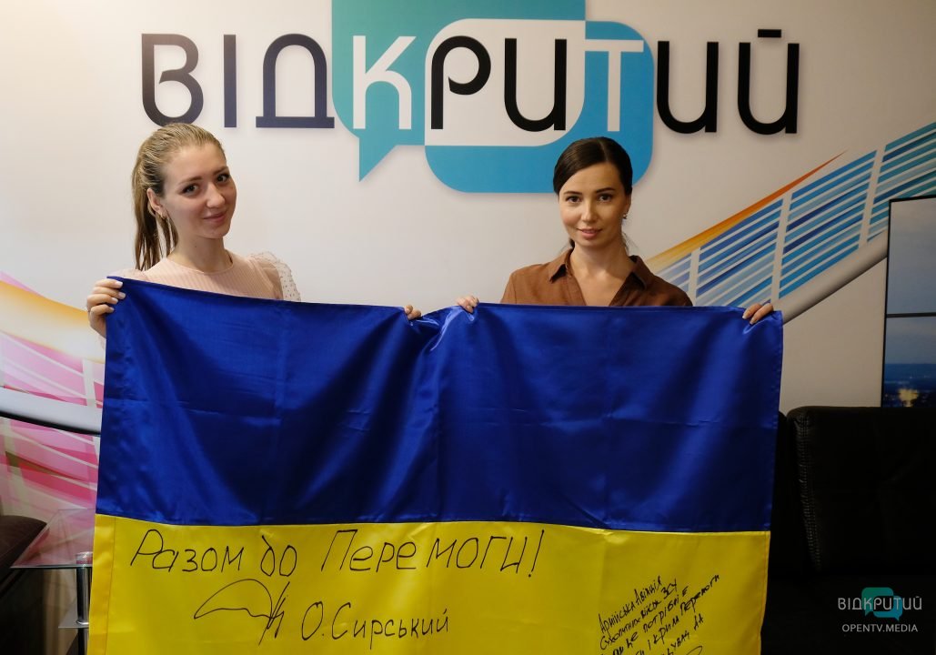 Відкритому передали державний прапор з підписом Командувача Сухопутних військ ЗСУ