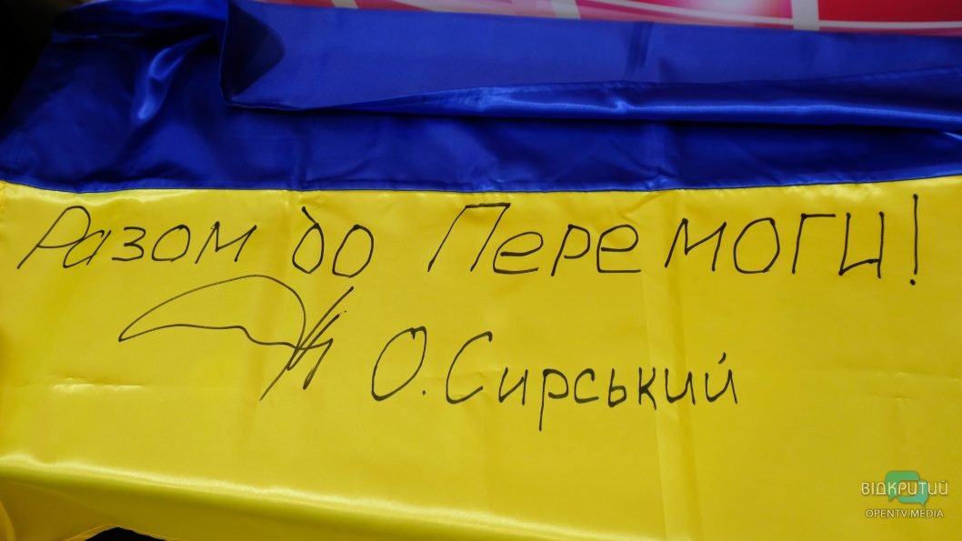 Відкритому передали державний прапор з підписом Командувача Сухопутних військ ЗСУ