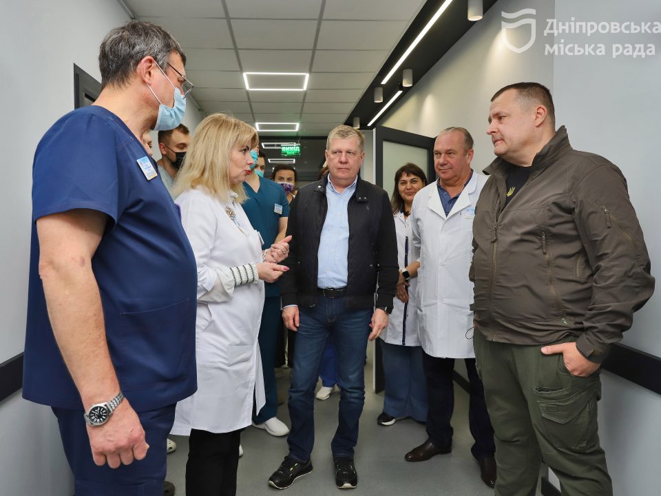 В одній з найбільших лікарень Дніпра оновили відділення, де роблять складні операції на серці та мозку