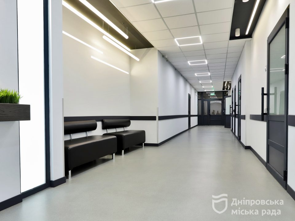 В одній з найбільших лікарень Дніпра оновили відділення, де роблять складні операції на серці та мозку