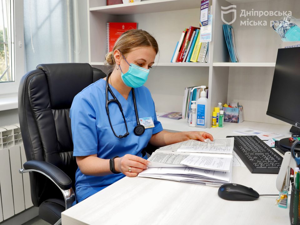 В одній з найбільших лікарень Дніпра оновили відділення, де роблять складні операції на серці та мозку