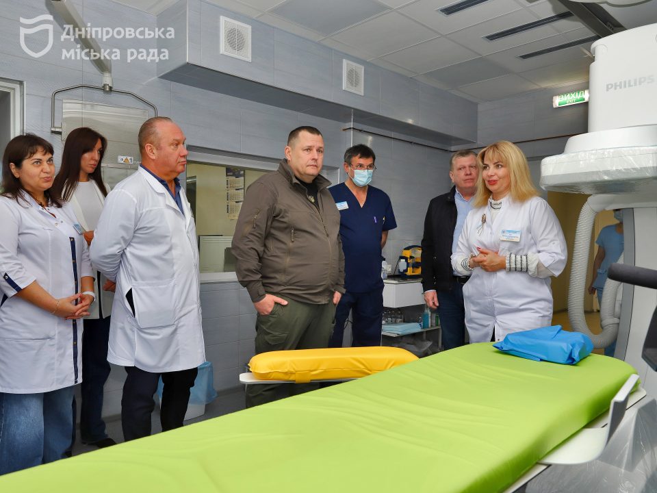 В одній з найбільших лікарень Дніпра оновили відділення, де роблять складні операції на серці та мозку