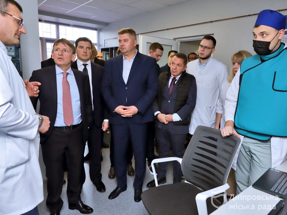 Посол Італії Дзадзо відвідав одну з лікарень Дніпра та анонсував підтримку міста в медичній галузі - рис. 1