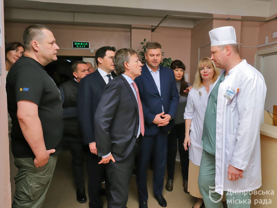 Посол Італії Дзадзо відвідав одну з лікарень Дніпра та анонсував підтримку міста в медичній галузі — реабілітації та протезуванні 
