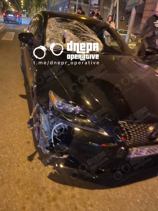 Бросалась под колеса: в Днепре водитель Lexus сбил женщину - рис. 1