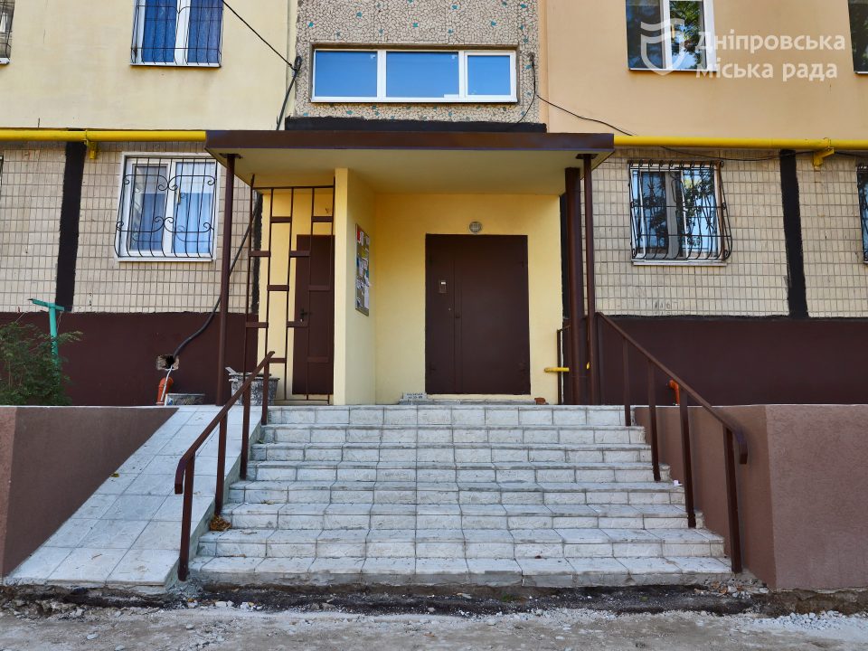 «Все приведуть до ладу»: мешканці найдовшого у Дніпрі будинку розповіли про ремонт у своїх дворах