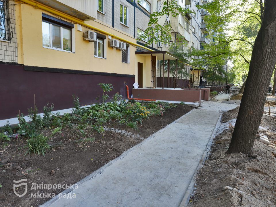 «Все приведуть до ладу»: мешканці найдовшого у Дніпрі будинку розповіли про ремонт у своїх дворах