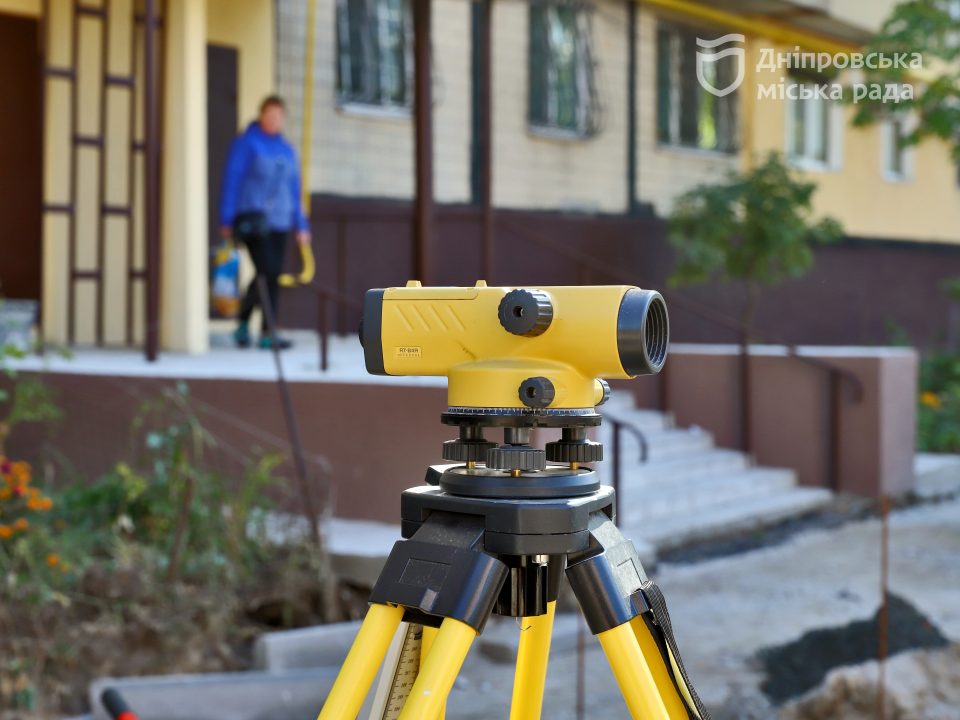 «Все приведуть до ладу»: мешканці найдовшого у Дніпрі будинку розповіли про ремонт у своїх дворах