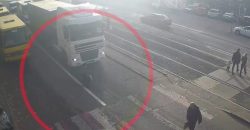 В Днепре на улице Ивана Мазепы грузовик насмерть переехал женщину - рис. 17