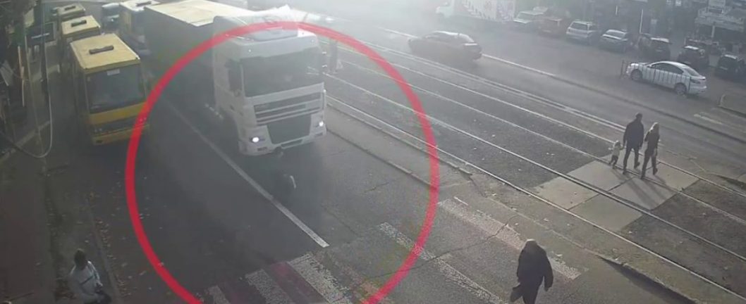 У Дніпрі на вулиці Івана Мазепи вантажівка на смерть переїхала жінку - рис. 1