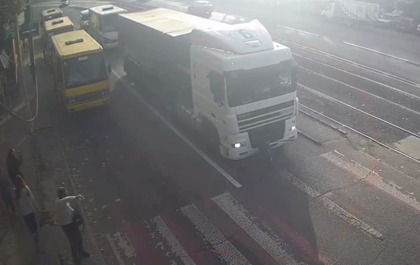 У Дніпрі на вулиці Івана Мазепи вантажівка на смерть переїхала жінку - рис. 2