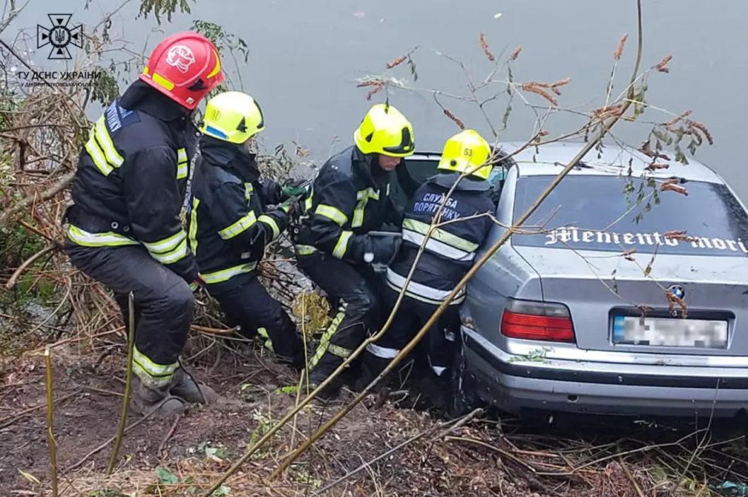 На Дніпропетровщині в річці знайшли автомобіль, в салоні буди три загиблі
