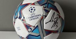 Фанати “Дніпра” розігрують м’яч з автографом голкіпера “Реалу” Андрія Луніна