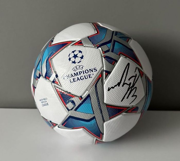 Фанати “Дніпра” розігрують м’яч з автографом голкіпера “Реалу” Андрія Луніна 
