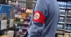 В Днепре мужчина с фашистской символикой на руке пришел за покупками в магазин - рис. 1