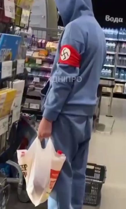 У Дніпрі чоловік із фашистською символікою на руці прийшов за покупками до магазину