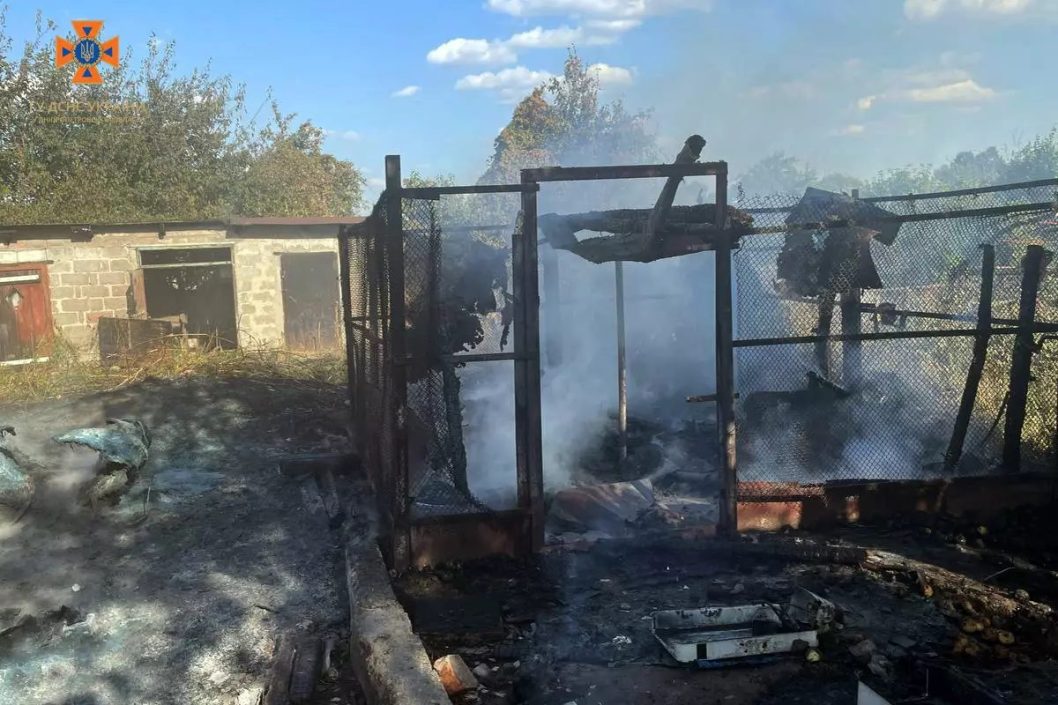 Стовп чорного диму було видно здалеку: у Дніпрі сталася масштабна пожежа - рис. 1