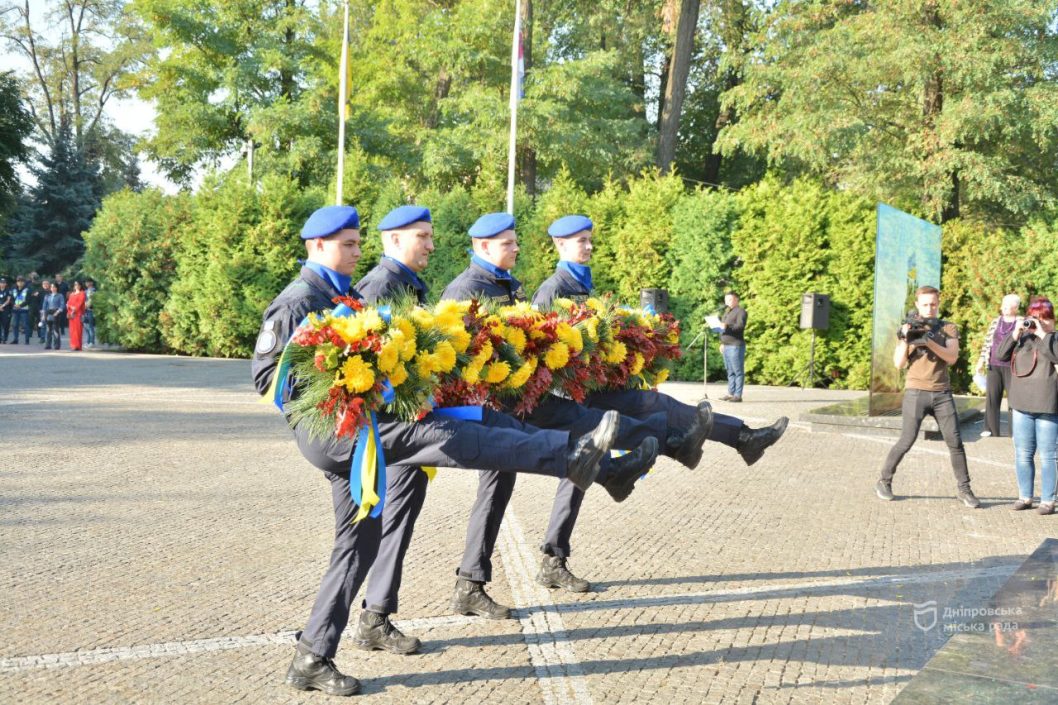У Дніпрі у День захисників та захисниць України вшанували полеглих героїв - рис. 5