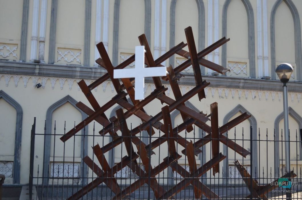 У середмісті Дніпра до Дня захисників і захисниць відкрили інсталяцію «Хрест ЗСУ» - рис. 3