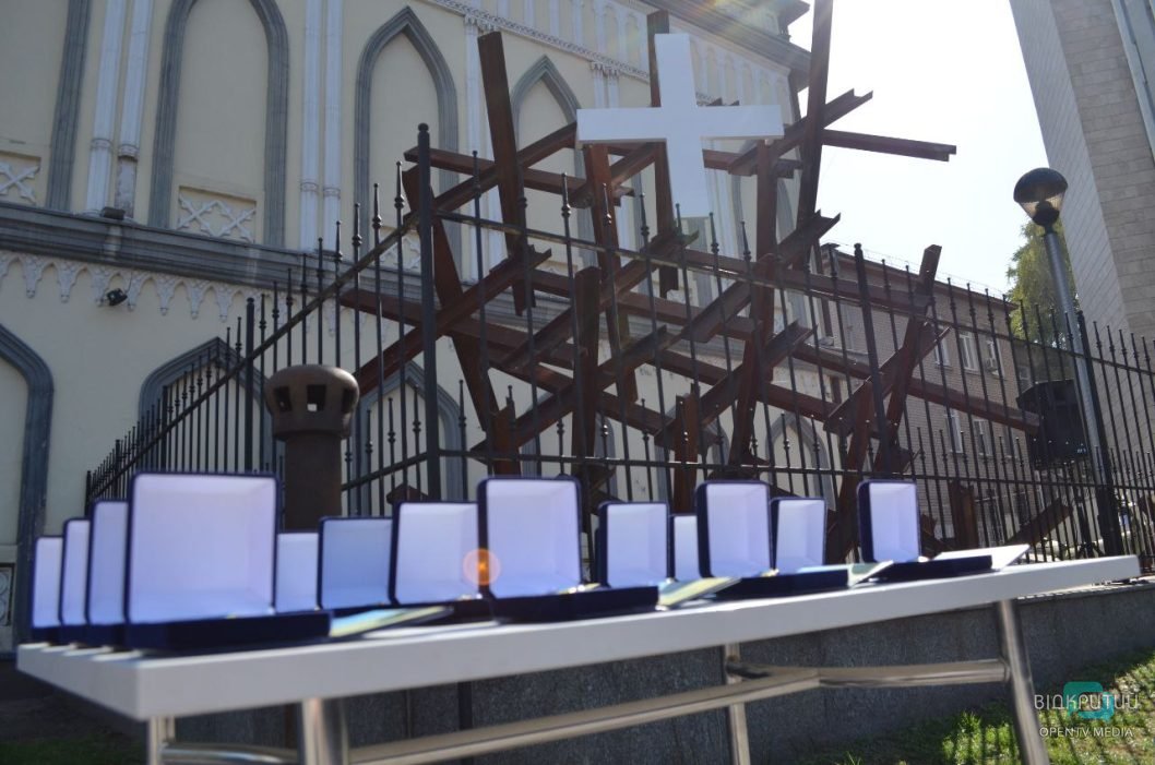 В центре Днепра ко Дню защитников и защитниц открыли инсталляцию «Крест ВСУ» - рис. 10