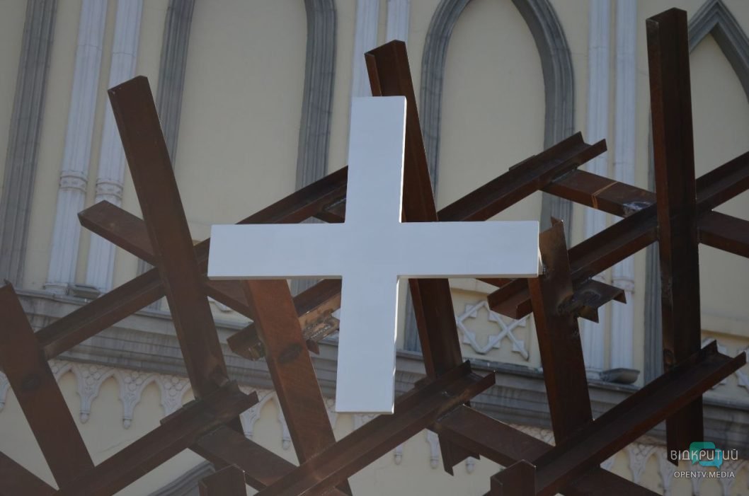 В центре Днепра ко Дню защитников и защитниц открыли инсталляцию «Крест ВСУ» - рис. 8