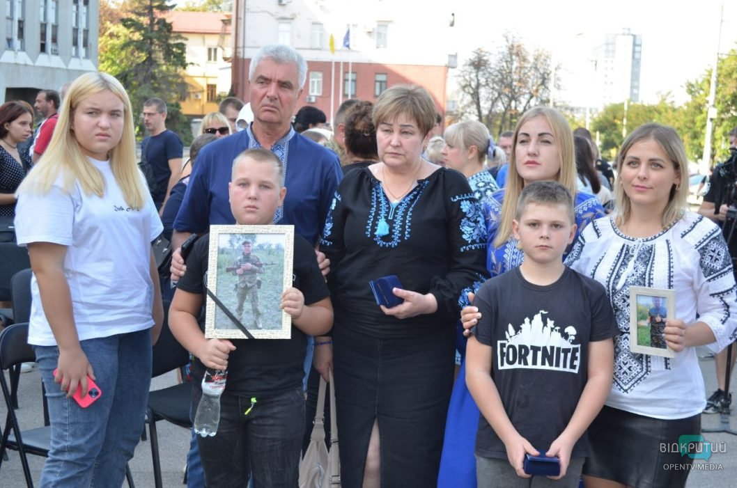 У середмісті Дніпра до Дня захисників і захисниць відкрили інсталяцію «Хрест ЗСУ» - рис. 17
