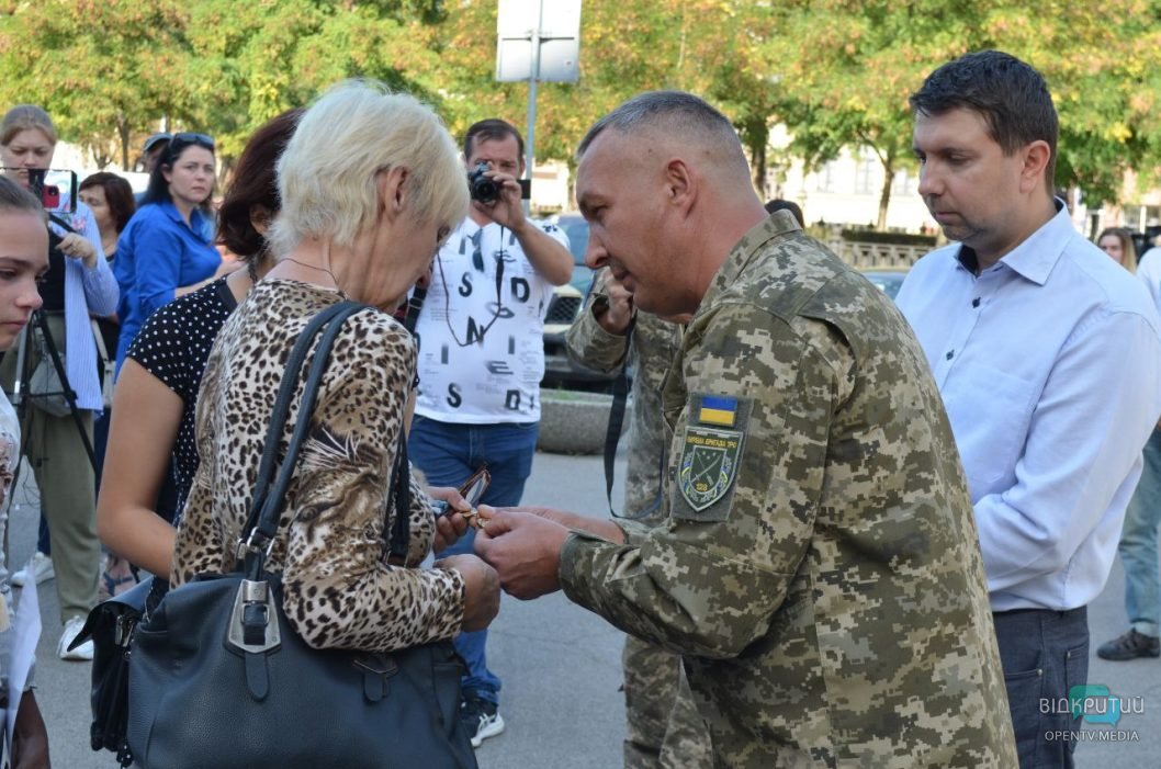 В центре Днепра ко Дню защитников и защитниц открыли инсталляцию «Крест ВСУ» - рис. 24