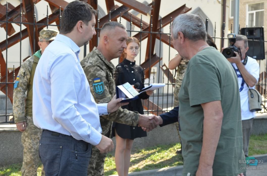 У середмісті Дніпра до Дня захисників і захисниць відкрили інсталяцію «Хрест ЗСУ» - рис. 25