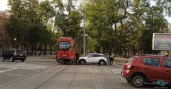 У середмісті Дніпра автівка врізалася у трамвай: рух транспорту ускладнено