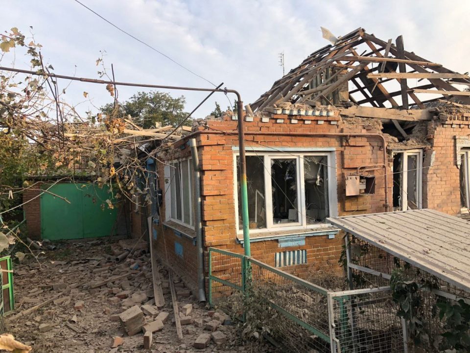 Пошкоджені будинки, гімназія і господарські споруди: окупанти обстріляли три райони Дніпропетровщини