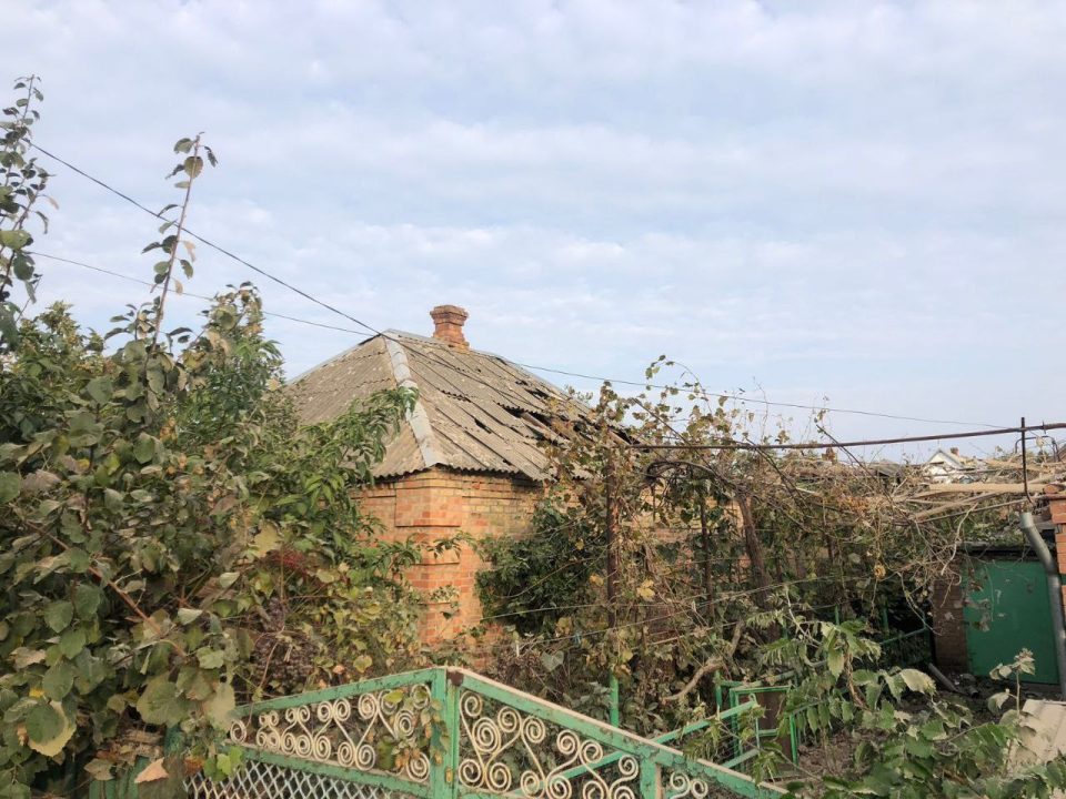 Пошкоджені будинки, гімназія і господарські споруди: окупанти обстріляли три райони Дніпропетровщини