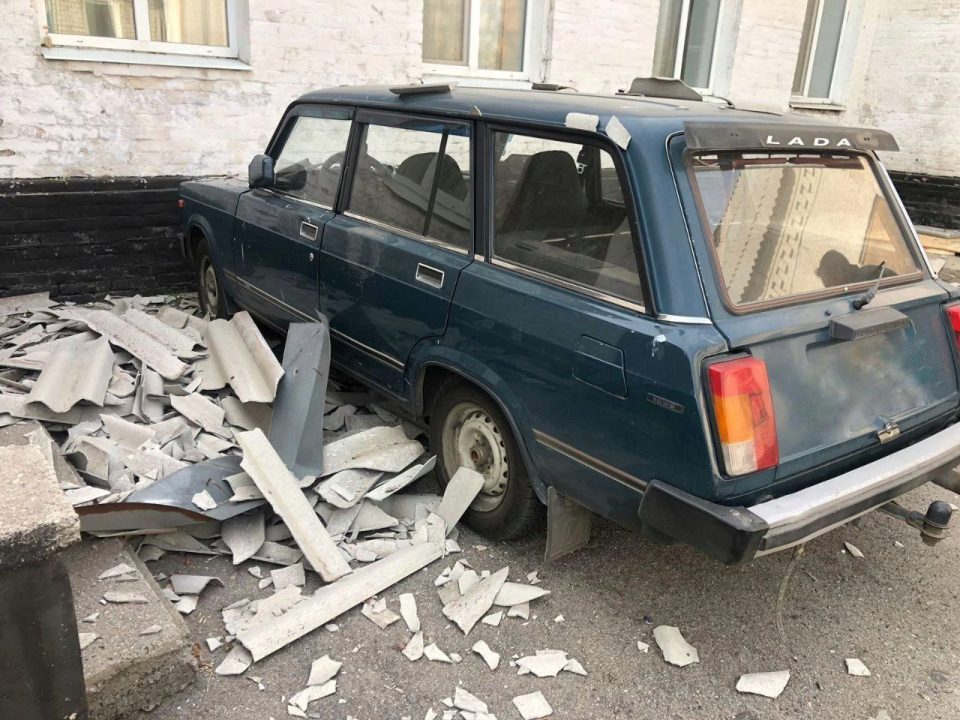 Пошкоджені будинки, гімназія і господарські споруди: окупанти обстріляли три райони Дніпропетровщини