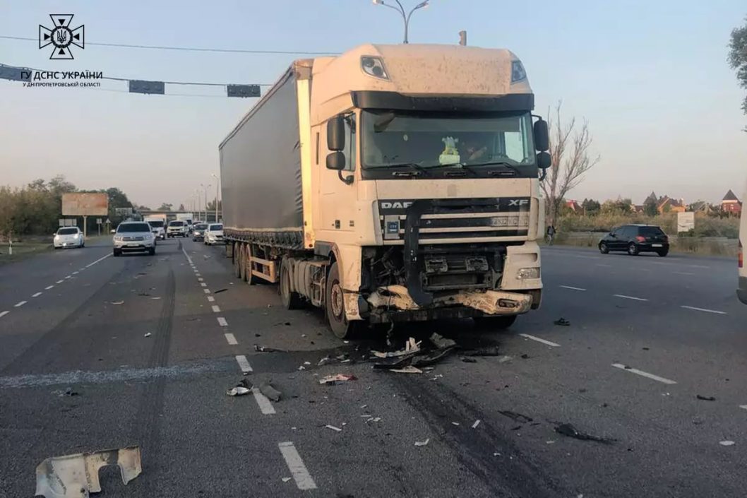 На Дніпропетровщини внаслідок зіткнення «DAF» і двох легкових автомобілів постраждали 3 осіб