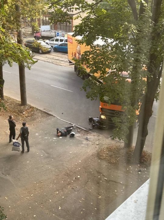 У Дніпрі фура збила скутериста (Фото)