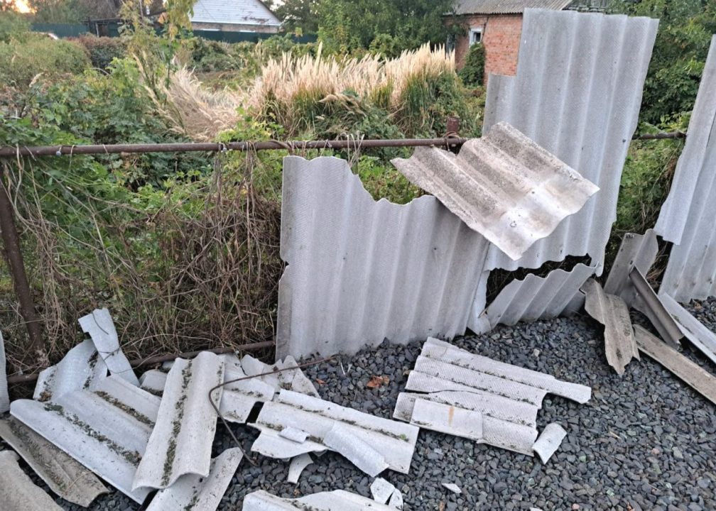 Оккупанты обстреляли Никополь: повреждена гимназия, предприятие и дома - рис. 1