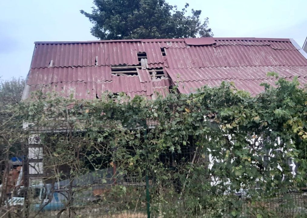 Оккупанты обстреляли Никополь: повреждена гимназия, предприятие и дома - рис. 2