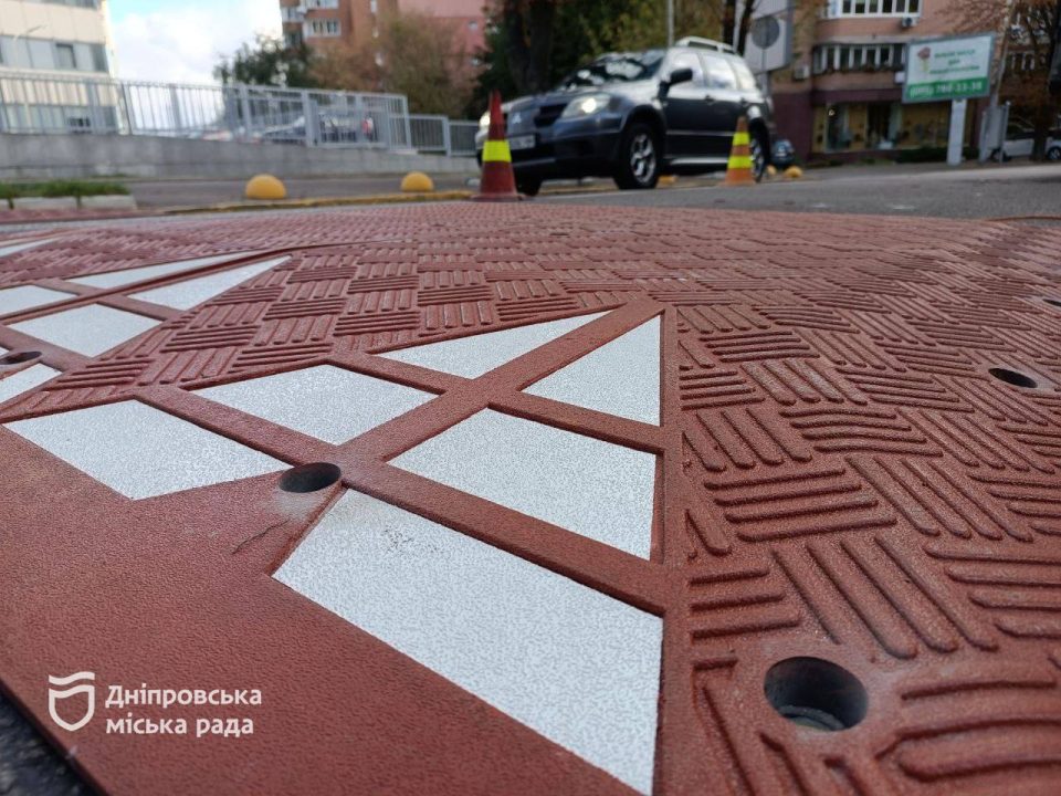 У Дніпрі встановили берлінські подушки для зниження швидкості авто - рис. 2