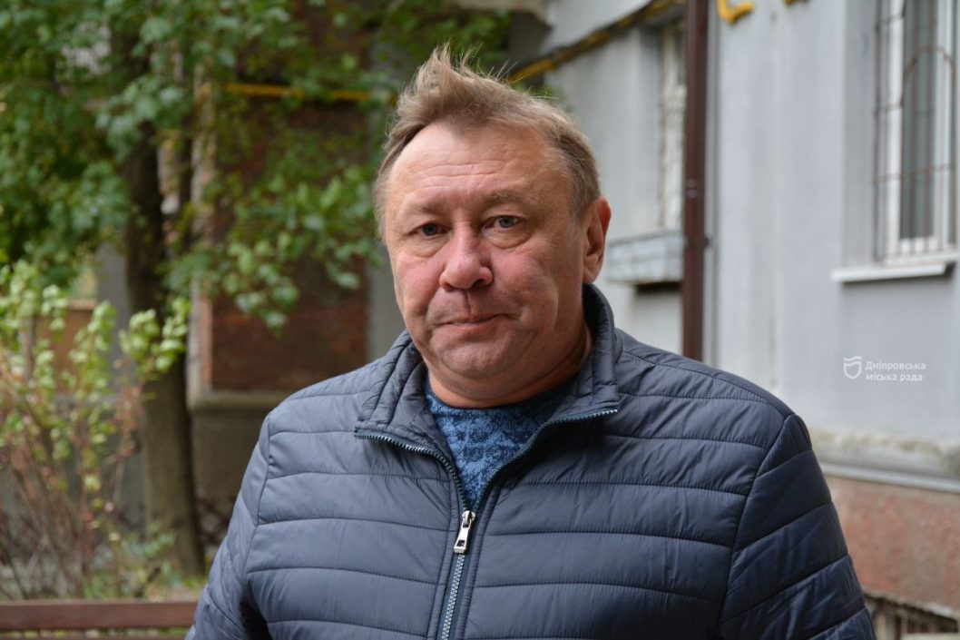 У Дніпрі відремонтували покрівлю, понівечену обстрілами російських окупантів - рис. 1